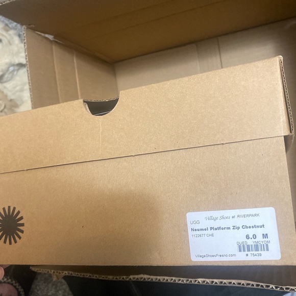 Ugg Neumel Platform Zip - Picture 2 of 3